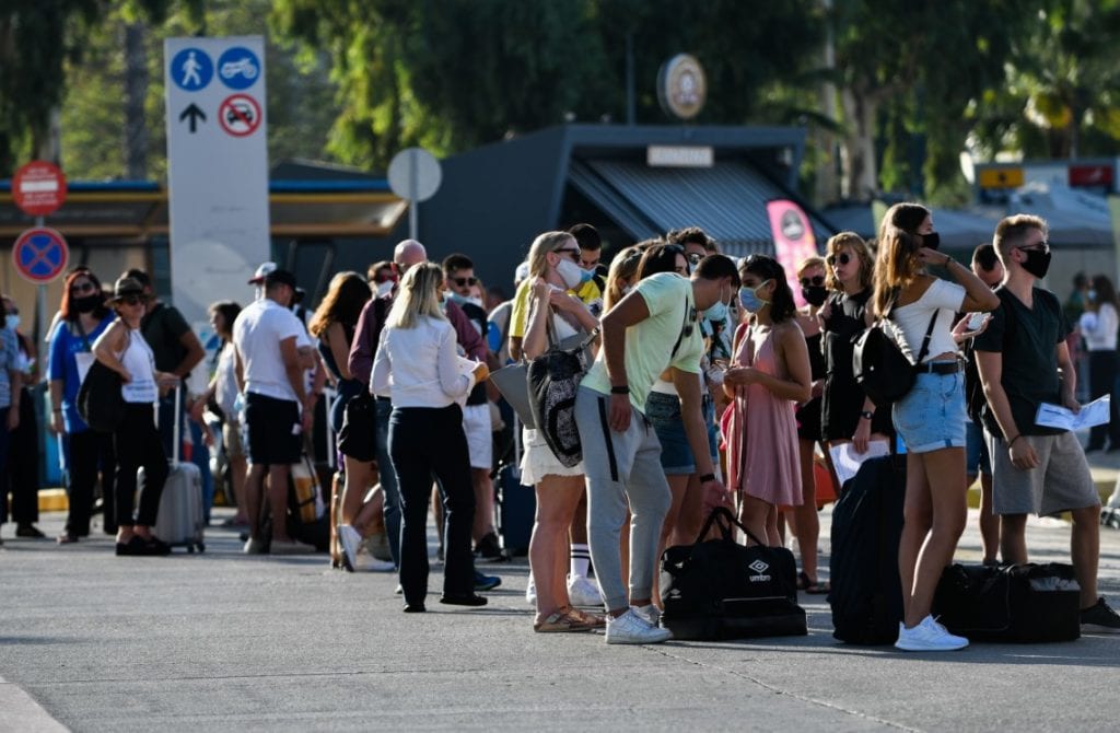 Διευκρινίσεις για τα ταξίδια στα νησιά από τη Δευτέρα – Η διαδικασία επιβίβασης στα πλοία