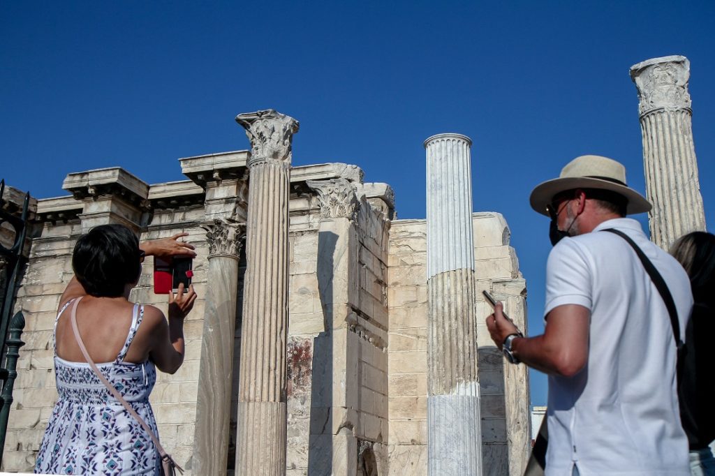 Μπρος γκρεμός και πίσω ρέμα για τον τουρισμό