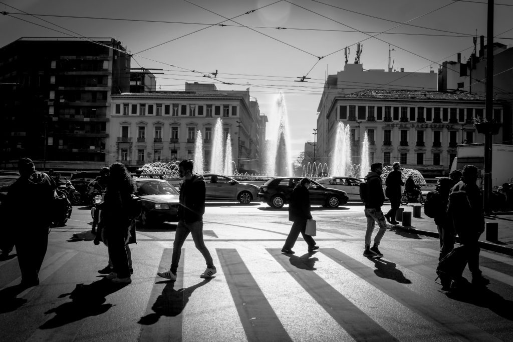 Προς χαλάρωση των μέτρων σε διασκέδαση και γήπεδα – Ανήσυχοι οι ειδικοί στις κυβερνητικές πιέσεις για επιστροφή στην κανονικότητα