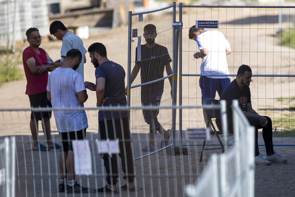 Φράχτη υψώνει στα σύνορα η Λιθουανία για να μην μπαίνουν μετανάστες από την Λευκορωσία