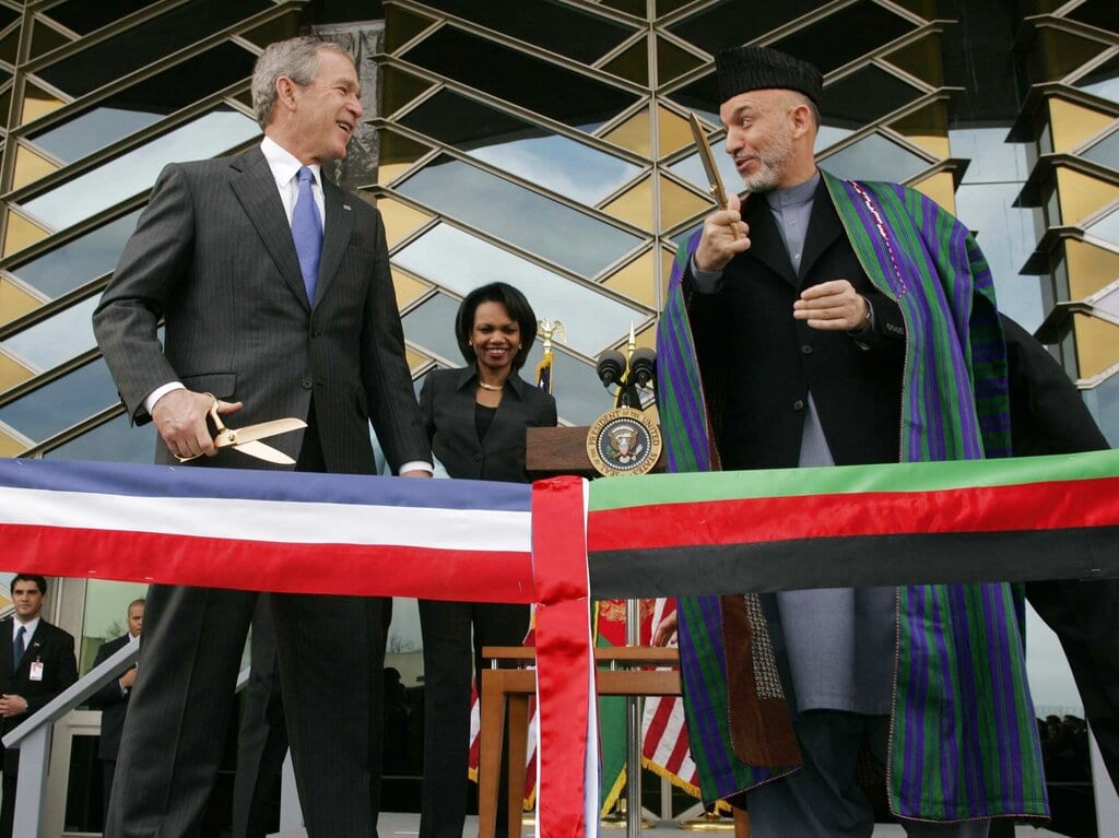 Ο Τζορτζ Μπους αντίθετος με την αποχώρηση των Αμερικανών από το Αφγανιστάν