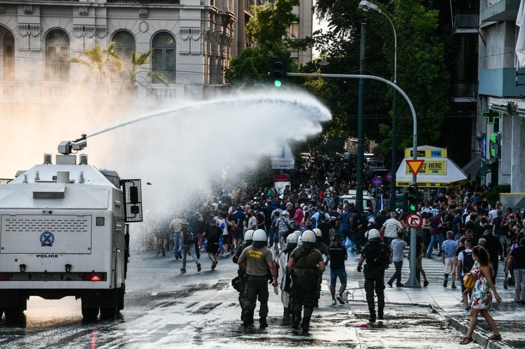 Σύνταγμα: Επεισόδια και δακρυγόνα σε διαδήλωση αντιεμβολιαστών – Ακροδεξιά σύμβολα και τρικάκια στη συγκέντρωση (Photos & Video)