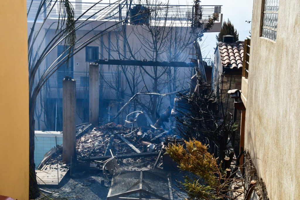 Πυρκαγιά στην Αχαΐα: Ολονύκτια μάχη με τις φλόγες -Κάηκαν σπίτια