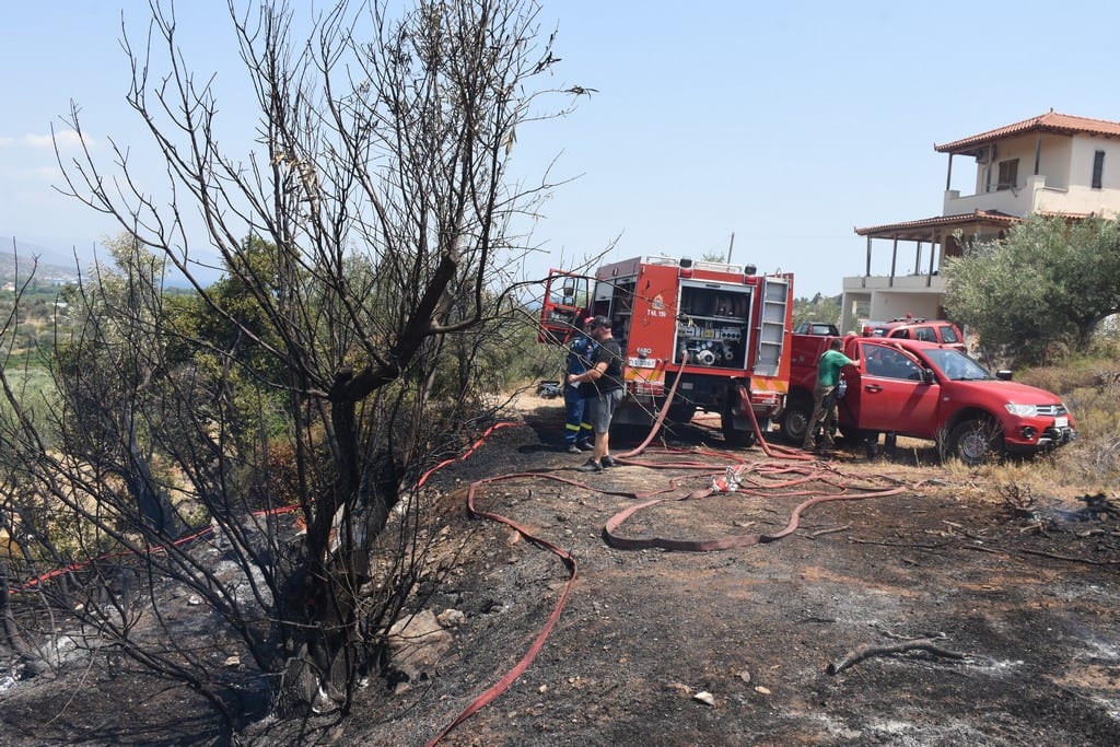 Υπό έλεγχο η φωτιά στη Σαλαμίνα