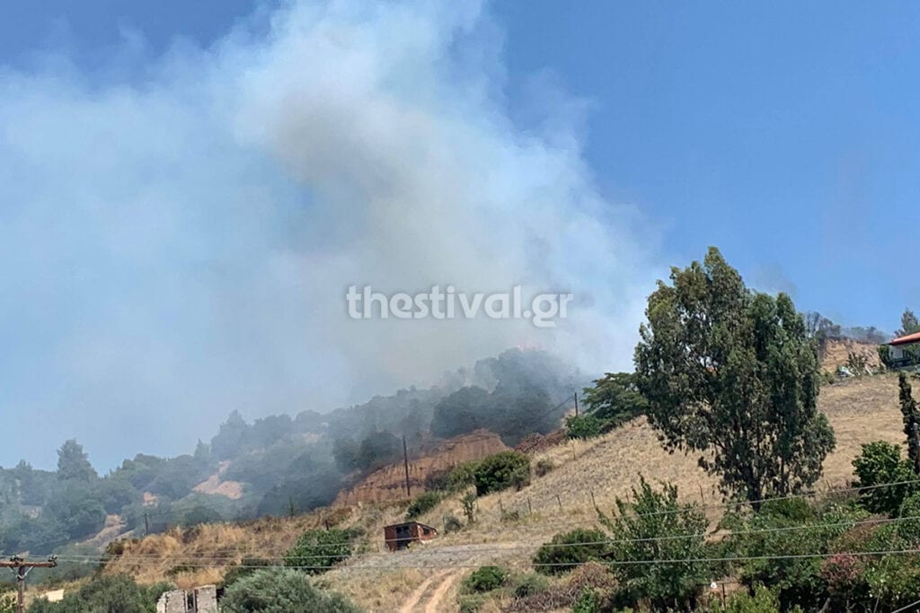 Σε εξέλιξη φωτιά στη Νικήτη Χαλκιδικής