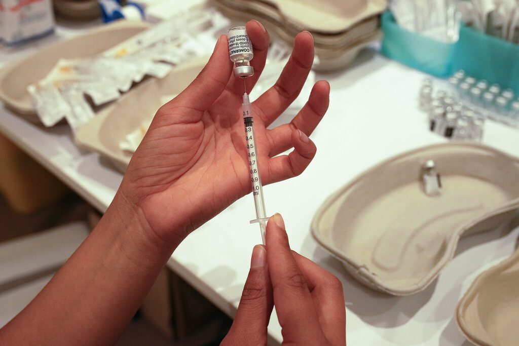 Η Γαλλία «τρέχει» να προλάβει τις καθυστερήσεις στους εμβολιασμούς