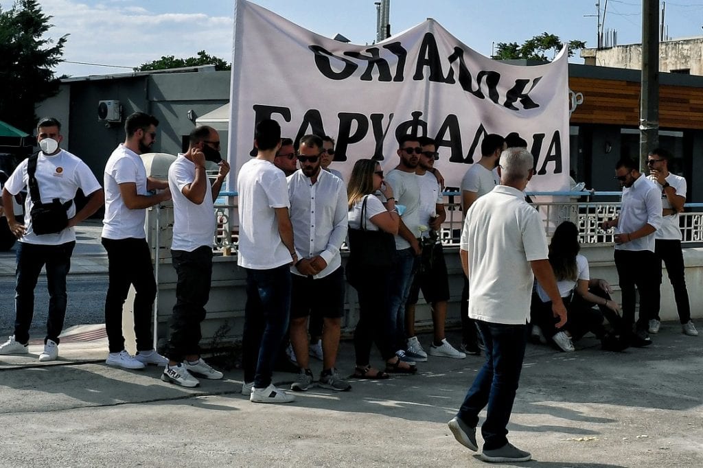 Σε κλίμα οδύνης η κηδεία της 26χρονης: «Όχι άλλη Γαρυφαλλιά»