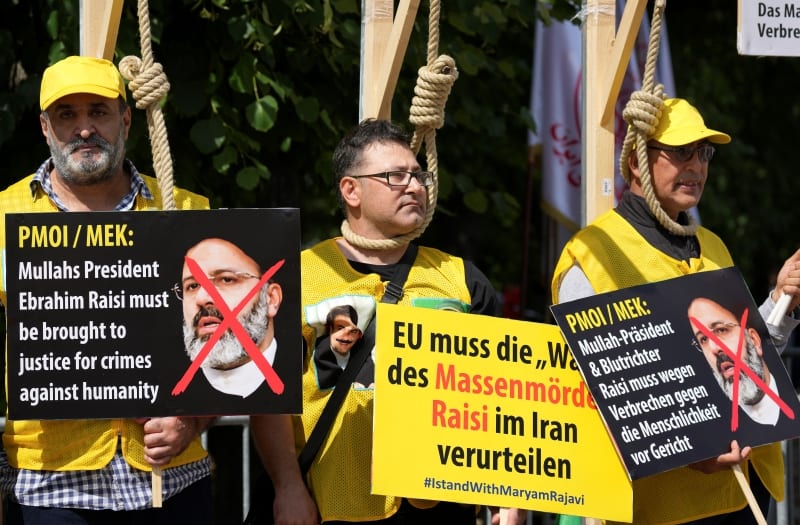 Βερολίνο: Ιρανοί εξόριστοι ζητούν τη δίωξη του Iρανού προέδρου Ραϊσί