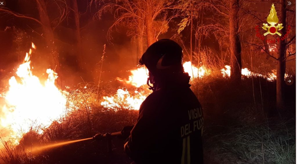 Σαρδηνία: Για 3η ημέρα καταστρέφει η φωτιά