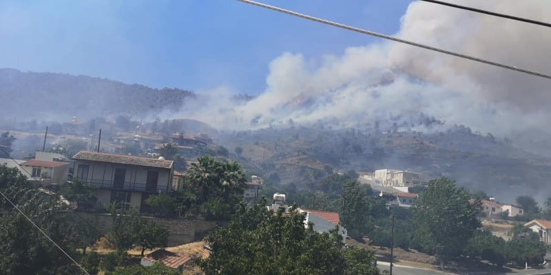 Κύπρος: Aνεξέλεγκτη μαίνεται η μεγάλη πυρκαγιά – Εκκενώνονται χωριά, στις φλόγες σπίτια (Videos)