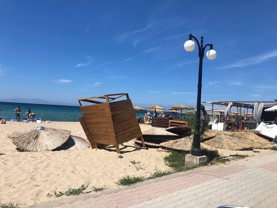 Χαλκιδική: Στρόβιλος χτύπησε την παραλία των Μουδανιών – Τραυματίστηκαν τρία άτομα