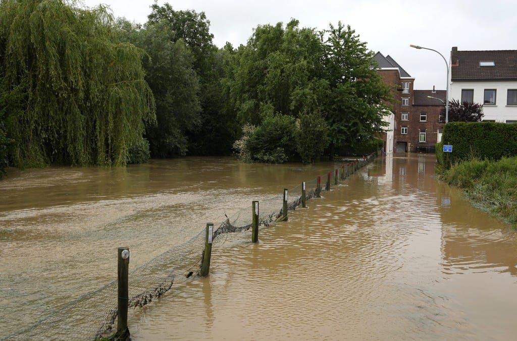 Ολλανδία-πλημμύρες: Οι αρχές εκκενώνουν μεγάλο τμήμα της πόλης Φένλο