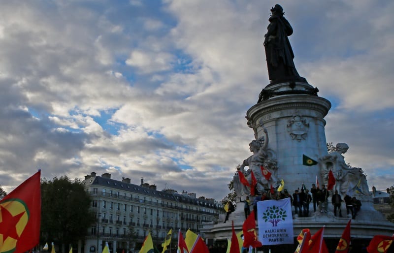 «Ησυχία, βομβαρδίζουν το Κουρδιστάν!» – διαδήλωση στο Παρίσι κατά της τουρκικής εισβολής στο βόρειο Ιράκ
