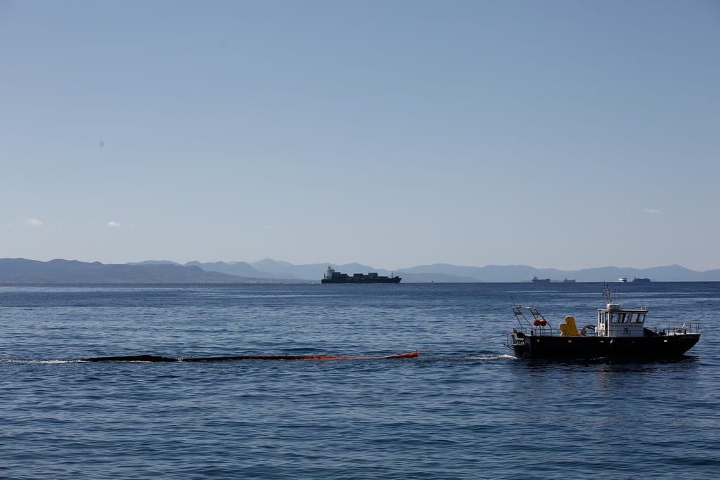 Πιάστηκε στα πράσα η Cosco να ρυπαίνει τη θάλασσα της Πειραϊκής (Photos)