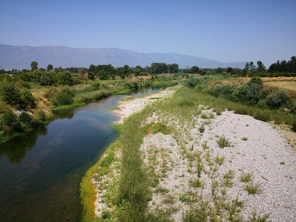 Τρίκαλα: Ξηρασία και υπεράντληση μετέτρεψαν σε… ρυάκι τον Πηνειό