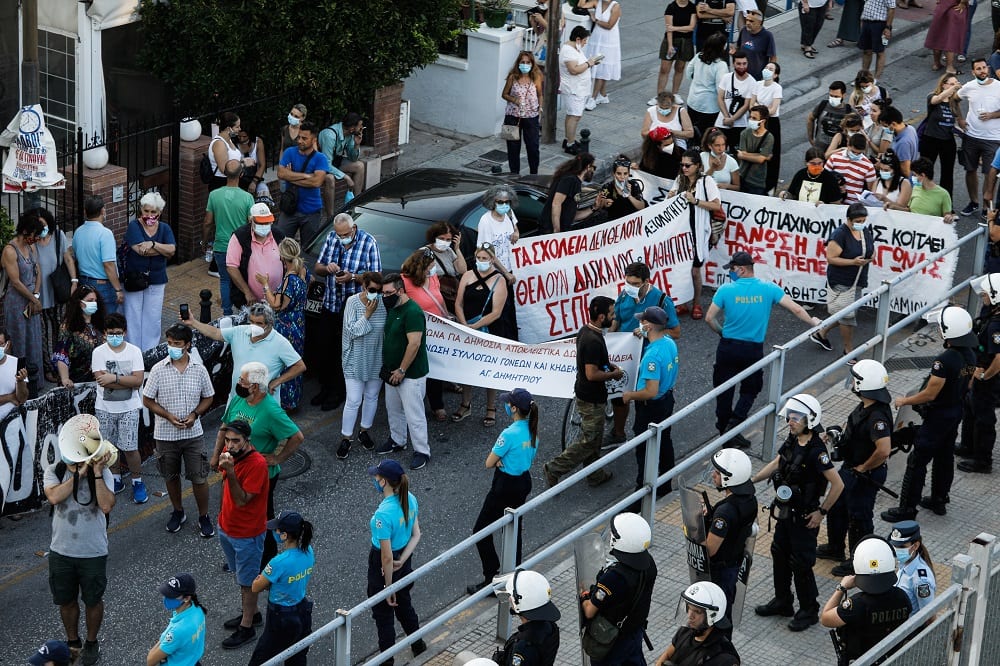 «Στις πολυεθνικές τα ξεπουλάτε όλα, σε λίγο τα σχολεία μας θα γράφουν Coca-Cola»