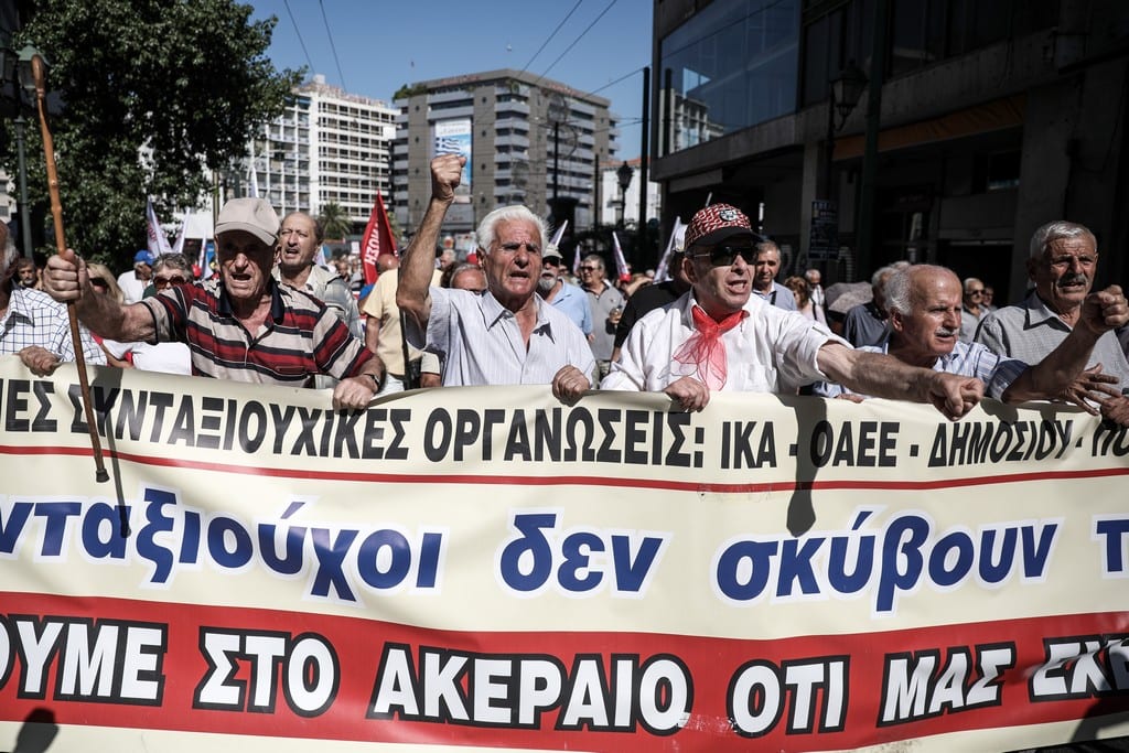 Συντάξεις: «Μαχαίρι» 50% σε βάθος δεκαετίας