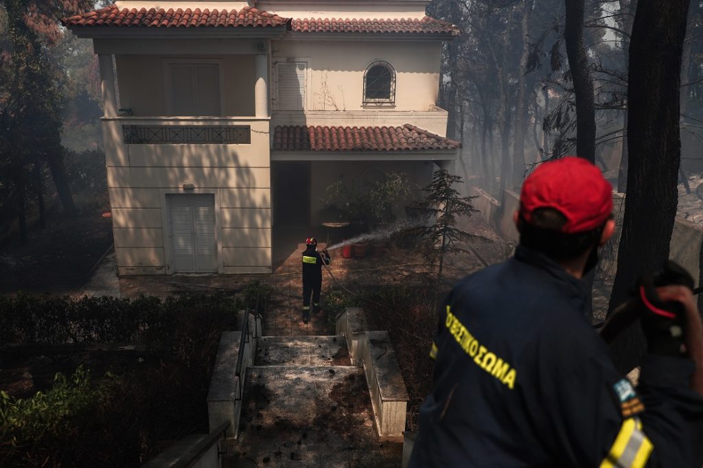 Πυρκαγιά στη Σταμάτα: Καμένα σπίτια και οχήματα – Σε επιφυλακή η πυροσβεστική για νέες αναζωπυρώσεις  (Photos)