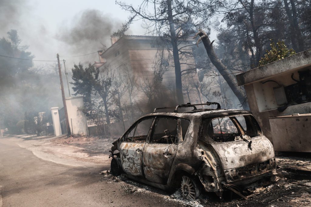 Πύρινη κόλαση στη Σταμάτα: Καμένα σπίτια και οχήματα - Μάχη με τις συνεχείς αναζωπυρώσεις (Photos - Video) - Documento