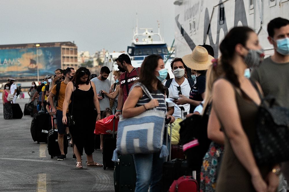 Καταγγελία: Άτομο από το συνεργείο του ΣΚΑΪ επιτίθεται σε πολίτη στο λιμάνι του Πειραιά (Video)