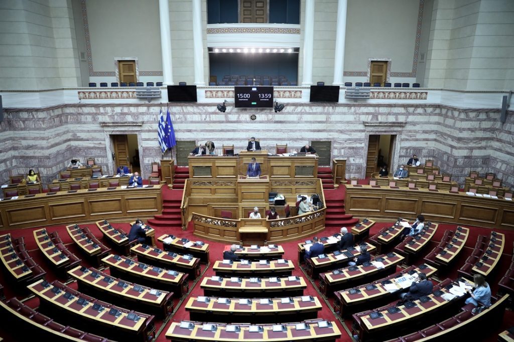 Η κυβέρνηση προωθεί τη γενίκευση της υποχρεωτικότητας των εμβολιασμών – Πέρασε η τροπολογία με ψήφους ΝΔ – ΚΙΝΑΛ