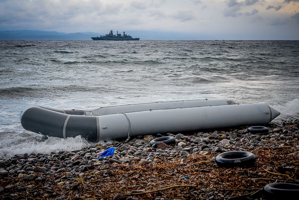 Θρίλερ στη Λέσβο με ναυάγιο φουσκωτής βάρκας – Τρεις αγνοούμενοι, δέκα διασωθέντες