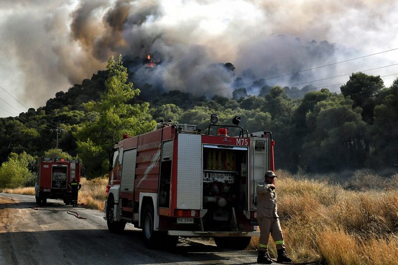 Σε εξέλιξη οι πυρκαγιές σε Κορινθία και Αργολίδα