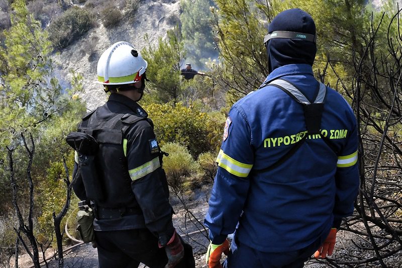 Σαλαμίνα: Πυρκαγιά κοντά σε κατοικημένη περιοχή