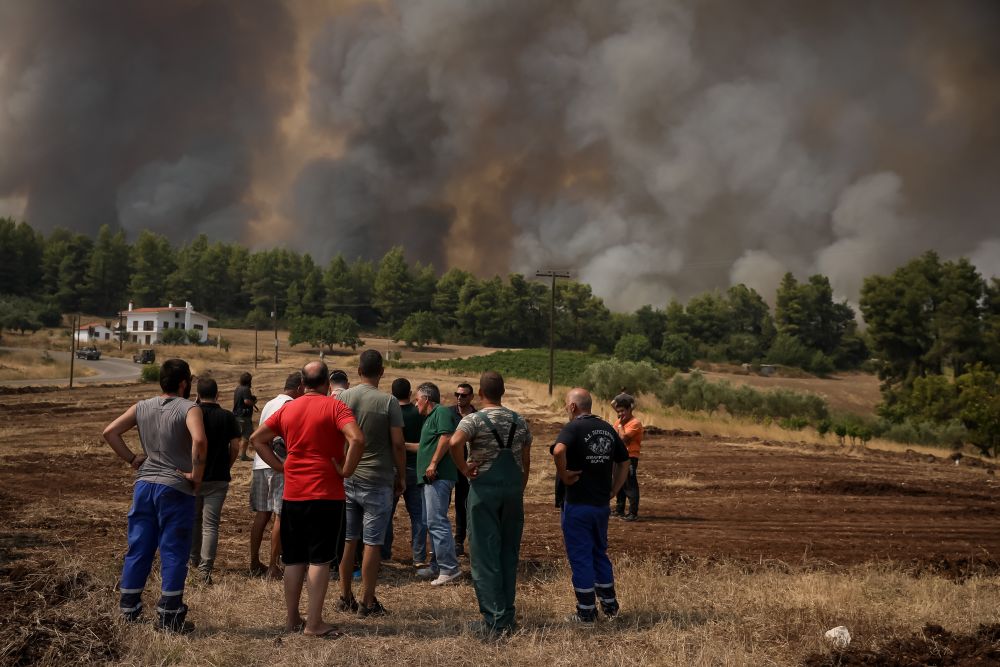 Πύρινη κόλαση στην Εύβοια – Σπαρακτικές εκκλήσεις των κατοίκων: «Βοηθήστε μας, καιγόμαστε και λένε ότι είμαστε εντάξει» (Video)