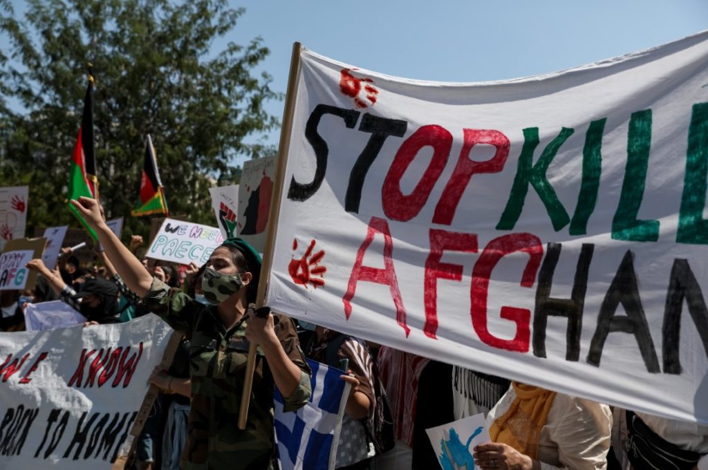 Δυναμική συγκέντρωση αλληλεγγύης στους πολίτες του Αφγανιστάν στο Σύνταγμα (Photos)