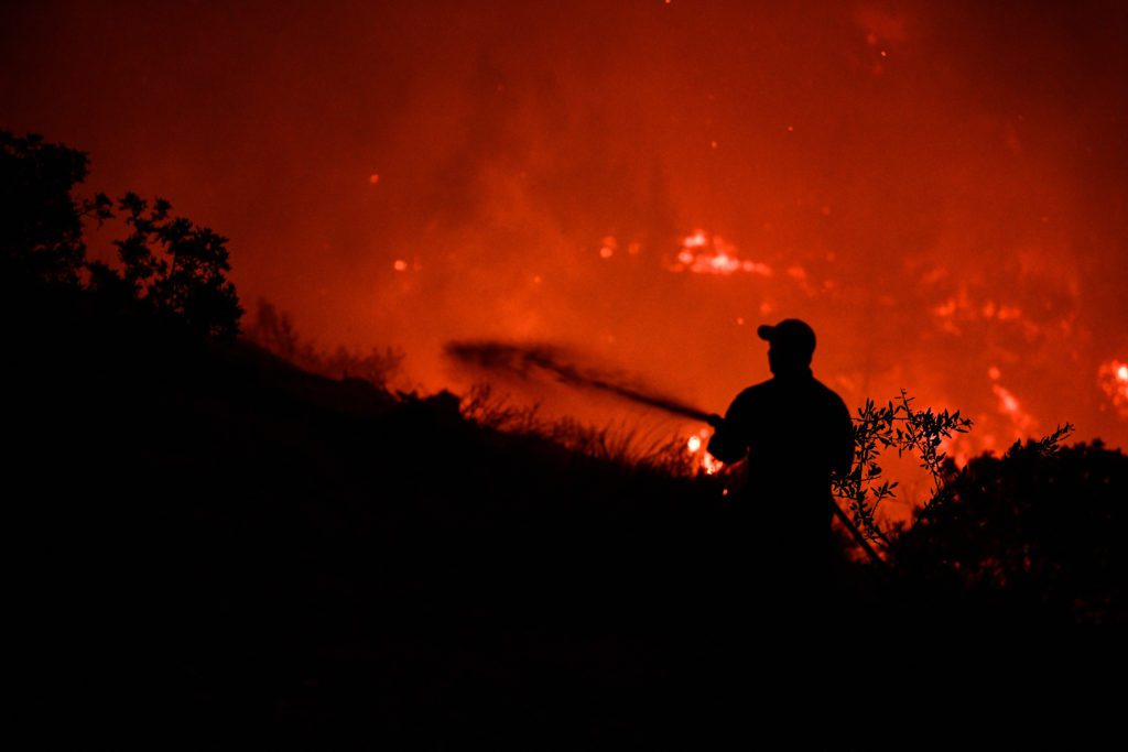 Ολονύχτια μάχη με τις φλόγες στη Μεσσηνία – Τεράστια καταστροφή σε σπίτια και καλλιέργειες