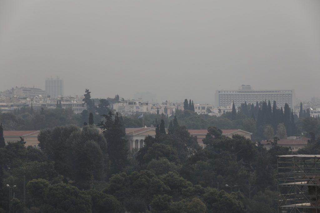 «Πνιγμένη» η Αττική από τα αιωρούμενα σωματίδια – Σύσταση για κυκλοφορία με μάσκα (Photos)
