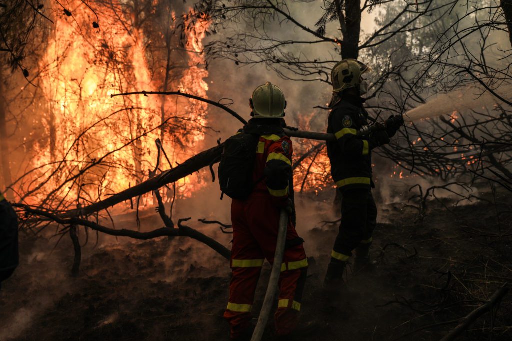 Ανταποκρίτρια της DW «καίει» το κυβερνητικό αφήγημα για «άμεσο» αίτημα βοήθειας για τις καταστροφικές φωτιές