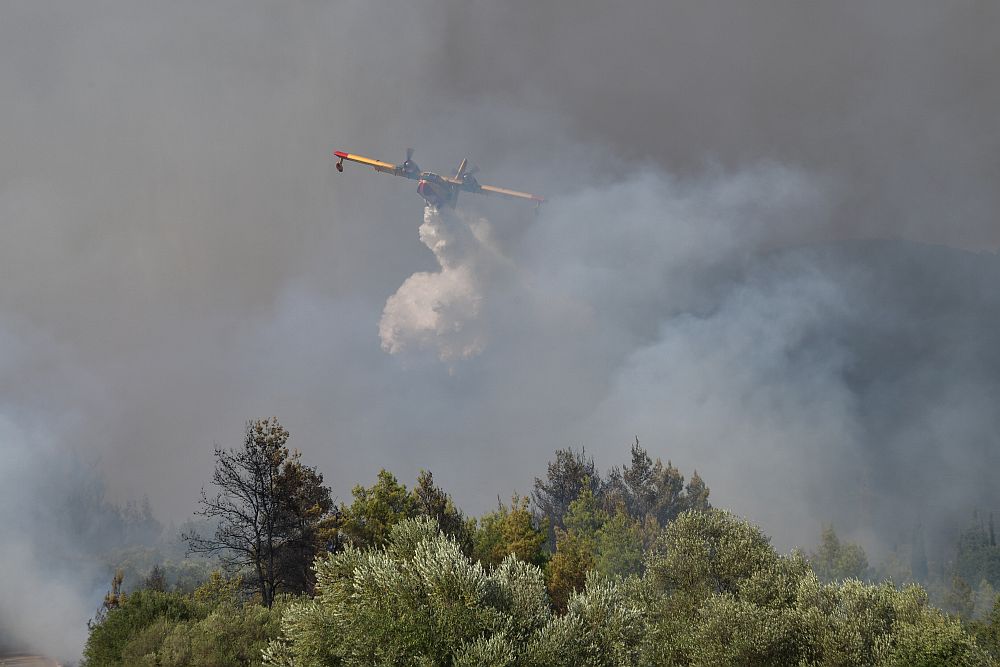 Μάχη με τις φλόγες σε Αρκαδία και Εύβοια – Μεγάλη αναζωπύρωση στο δάσος της Κάπελης (Photos – Video)