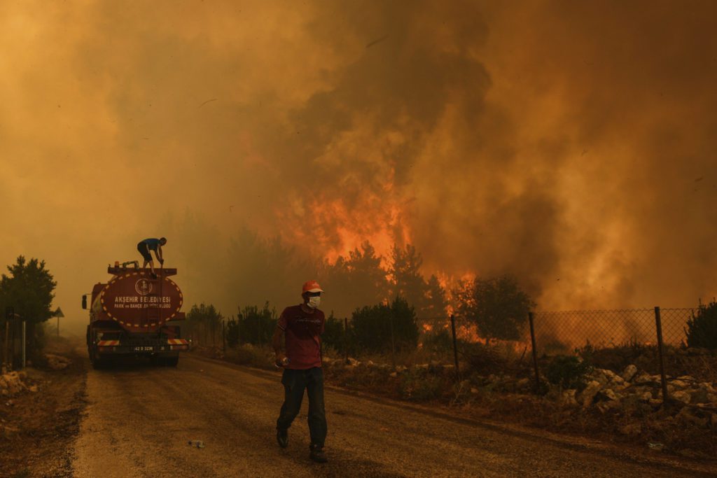 Σε πύρινο κλοιό Τουρκία και Ιταλία – Εγκαταλείπουν άρον άρον οι παραθεριστές τα τουριστικά θέρετρα