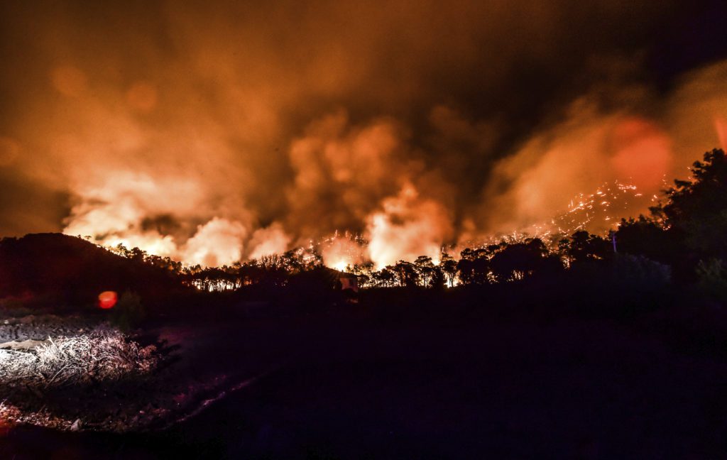 Πύρινος εφιάλτης για μία ακόμα μέρα στην Τουρκία – Αιχμές κατά της Ελλάδας από τουρκικά ΜΜΕ