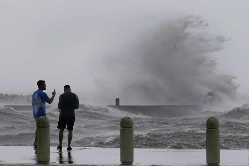 «Χτυπά» αλύπητα τη Λουιζιάνα ο τυφώνας Άιντα – Προβλήματα στην ηλεκτροδότηση στην Νέα Ορλεάνη