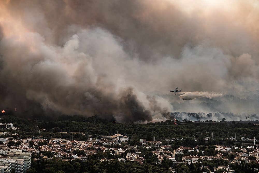 Καταγγελίες για Βαρυμπόμπη: Δεν λειτουργούσαν οι πυροσβεστικοί κρουνοί, άργησαν τα εναέρια μέσα