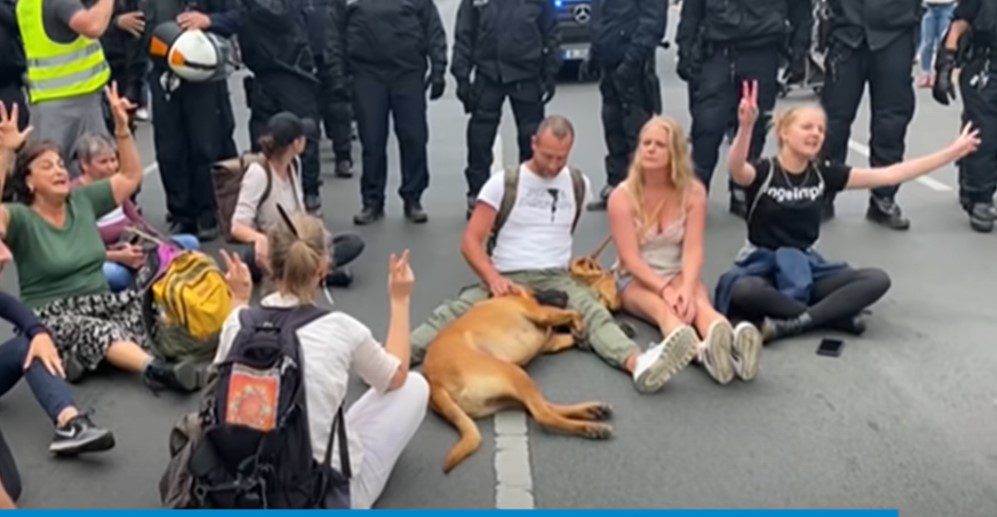 Γερμανία: Συγκρούσεις μεταξύ αστυνομικών και διαδηλωτών που διαφωνούν με τα μέτρα για την πανδημία