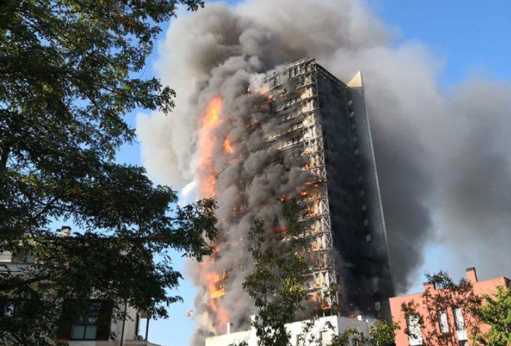 Πυρκαγιά σε ουρανοξύστη του Μιλάνου – μεγάλες καταστροφές