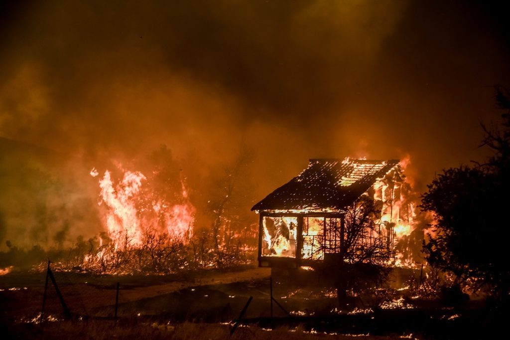Τρίτη νύχτα αγωνίας στα Βίλια – Αδιάκοπη μάχη με τις φλόγες – Συνεχείς οι αναζωπυρώσεις (Photos & Videos)