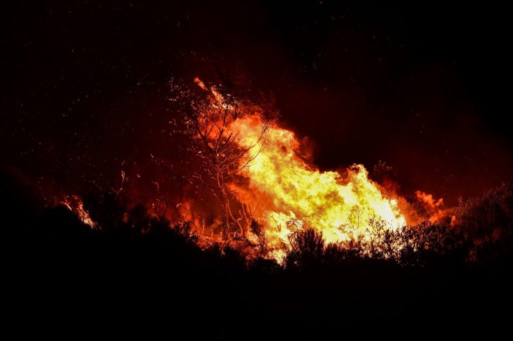 Ακόμα μία δύσκολη νύχτα στα Βίλια – Σε επιφυλακή για αναζωπυρώσεις στην Κερατέα