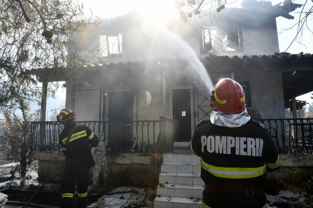 Σε ύφεση η πυρκαγιά στα Βίλια: Κάηκαν σπίτια στον Προφήτη Ηλία – Σε επιφυλακή για αναζωπυρώσεις (Photos)