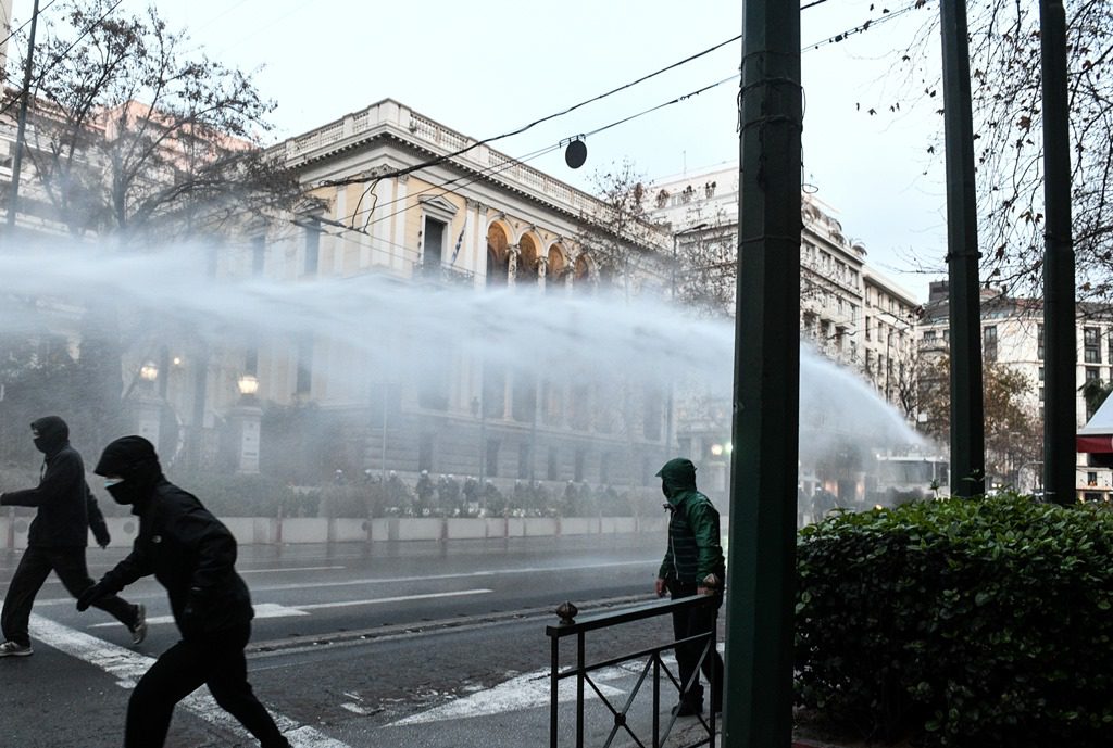 Η κυβέρνηση των εκκενώσεων δεν μπορεί να σώσει σπίτια στις φλόγες με τους «Αίαντες»;