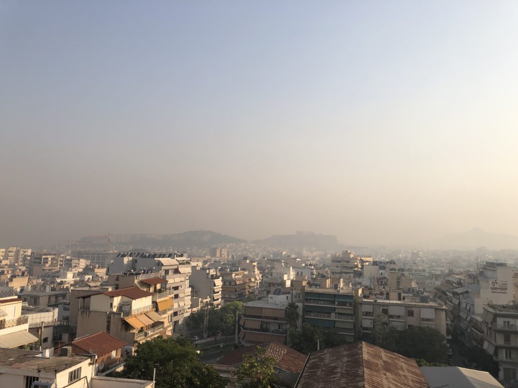 Αποπνικτική η ατμόσφαιρα στην Αθήνα από την φωτιά στην Βαρυμπόμπη (Photos)