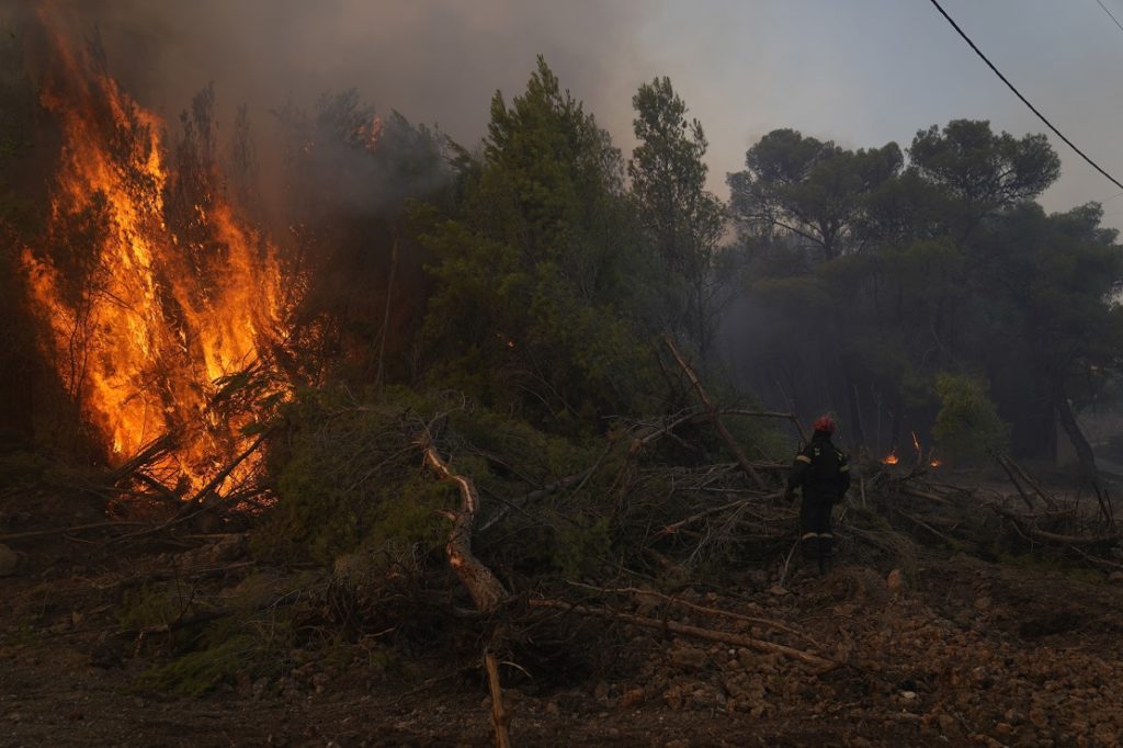 Δύσκολη νύχτα για τα Βίλια – Συνεχείς αναζωπυρώσεις στην Κερατέα (Photos & Videos)