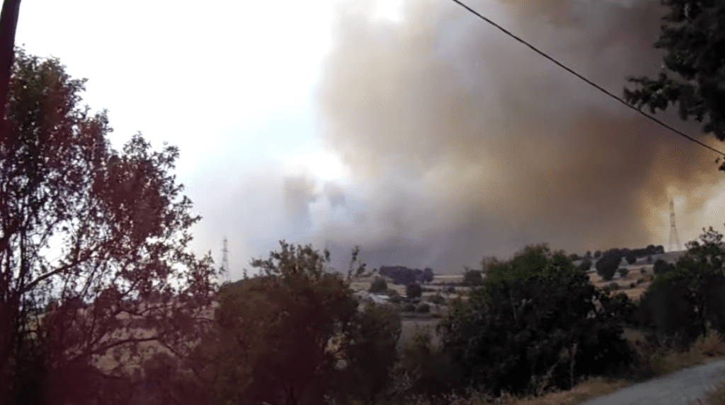 Σε πλήρη εξέλιξη η φωτιά στη Μεσσηνία – «Μας άφησαν να καούμε» λέει η Δήμαρχος