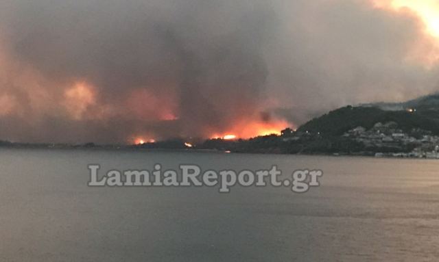 Πύρινος εφιάλτης και στην Εύβοια: Σε τρία μέτωπα καίει η φωτιά, συνεχίζονται οι εκκενώσεις οικισμών