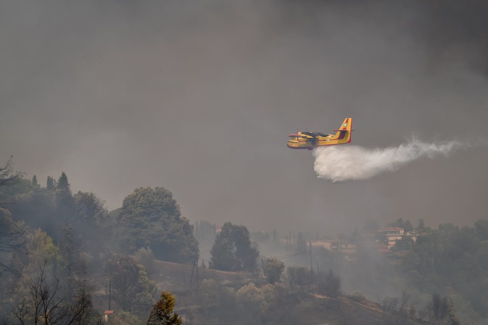 Στις φλόγες η Ηλεία: Τρία μέτωπα σε πλήρη εξέλιξη, νέοι οικισμοί εκκενώνονται (Photos/Video)