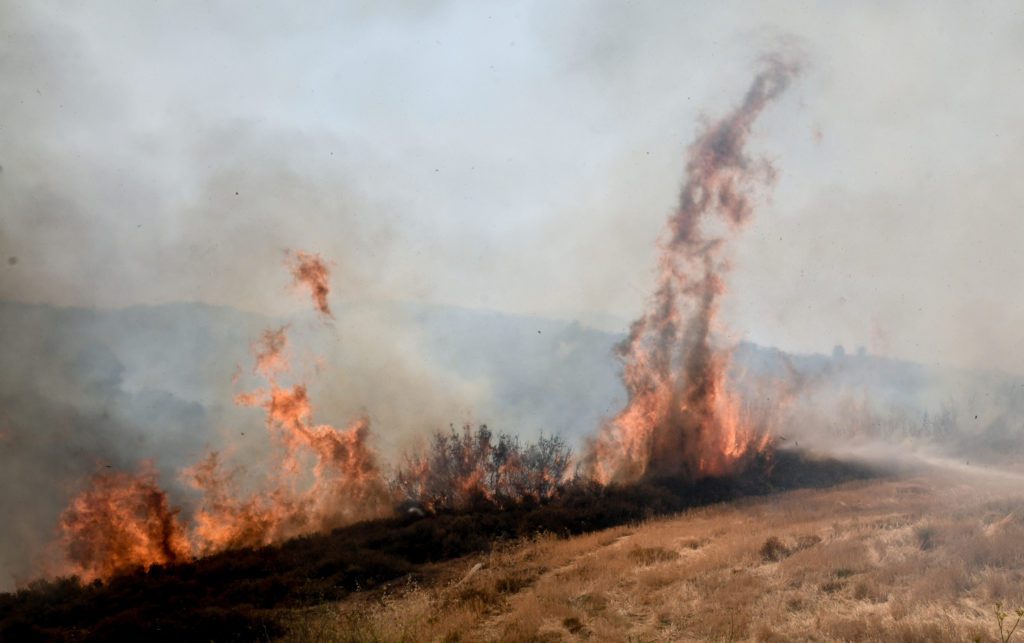 Σε εξέλιξη η φωτιά στη Μέλπεια Μεσσηνίας